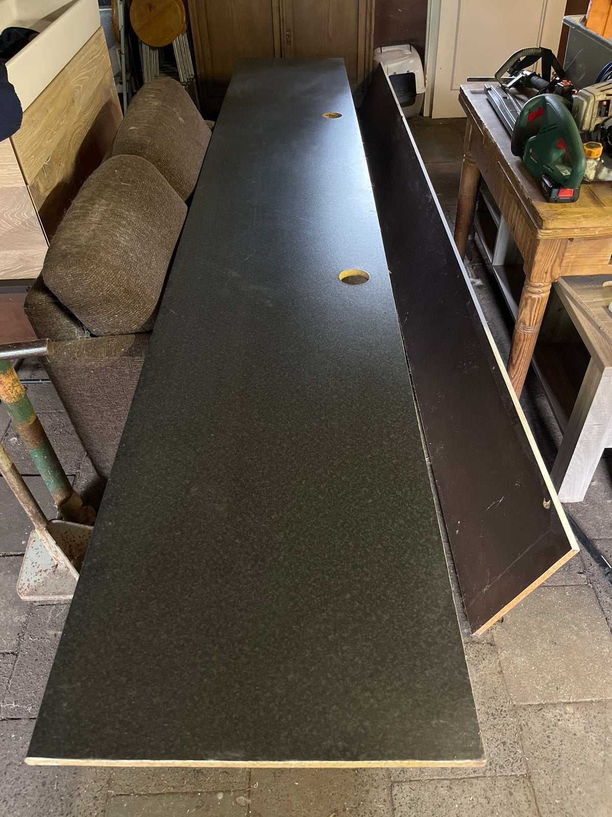 Lang zwart bureau/werkblad met kabelgaten, Huis en Inrichting, Zwart, Gebruikt, 60 cm, Ophalen of Verzenden