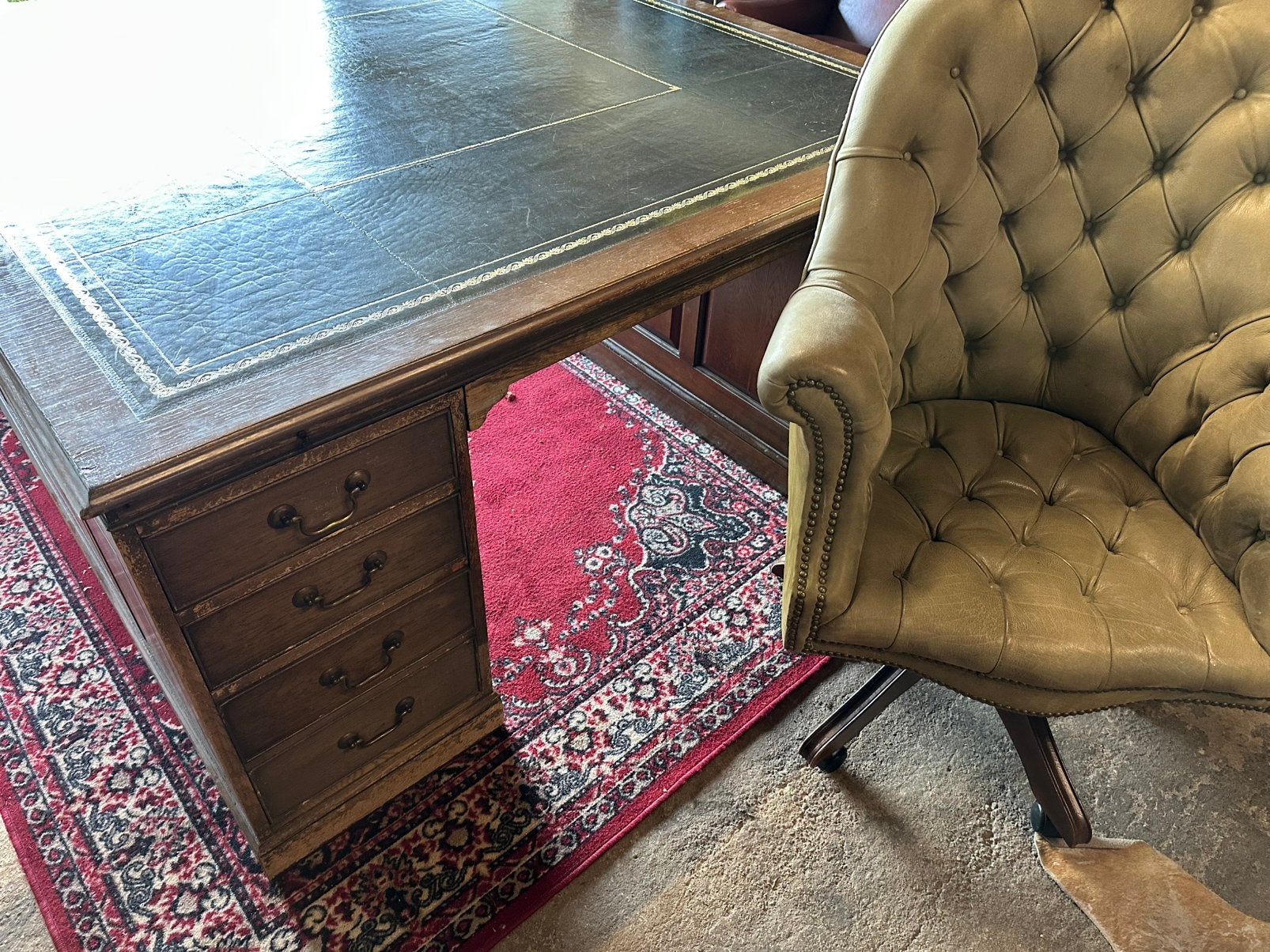 Exclusief antiek groot Engels bureau met Captains chair., Ophalen, Gebruikt, Hout, Duo-bureau