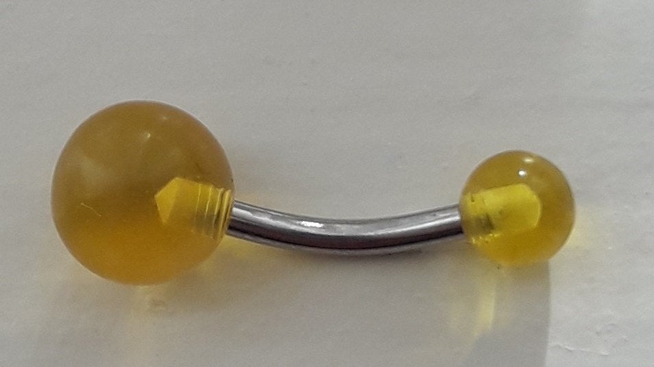 Mooie navelpiercing met gele doorzichtige balletjes, Ophalen of Verzenden, Nieuw, Staal, Navelpiercing
