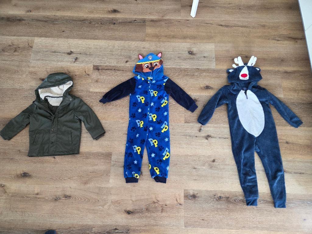 Jongenskleding pakket 98/104: winterjas/onesies, nette staat, Kinderen en Baby's, Ophalen, Zo goed als nieuw, Maat 104