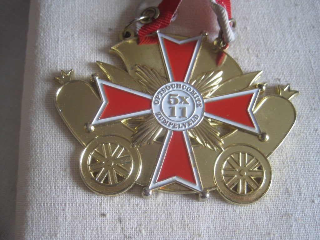 carnavals medaille optochtcommetee simpelveld 55 jaar, Ophalen of Verzenden, Overige materialen