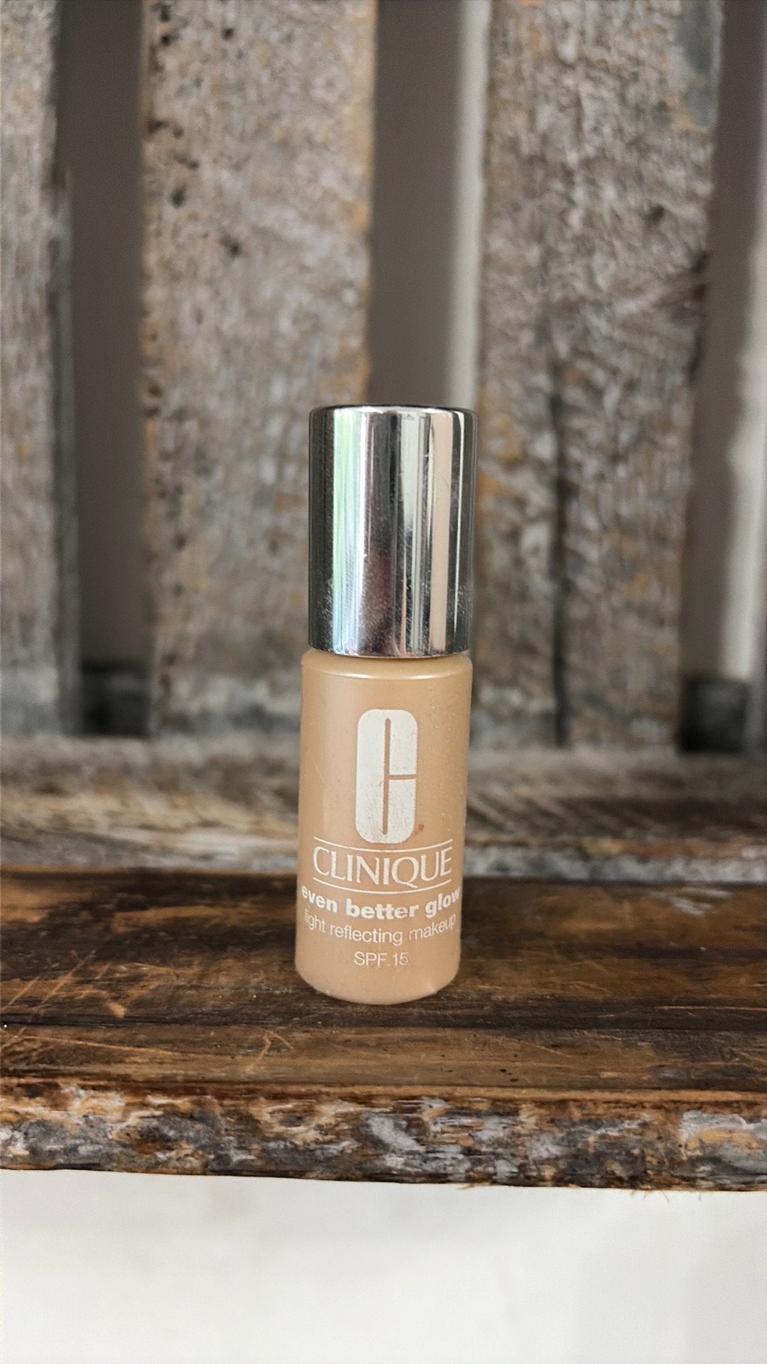 Clinique Even Better Glow Foundation WN48, Ophalen of Verzenden, Zo goed als nieuw, Beige, Gehele gezicht