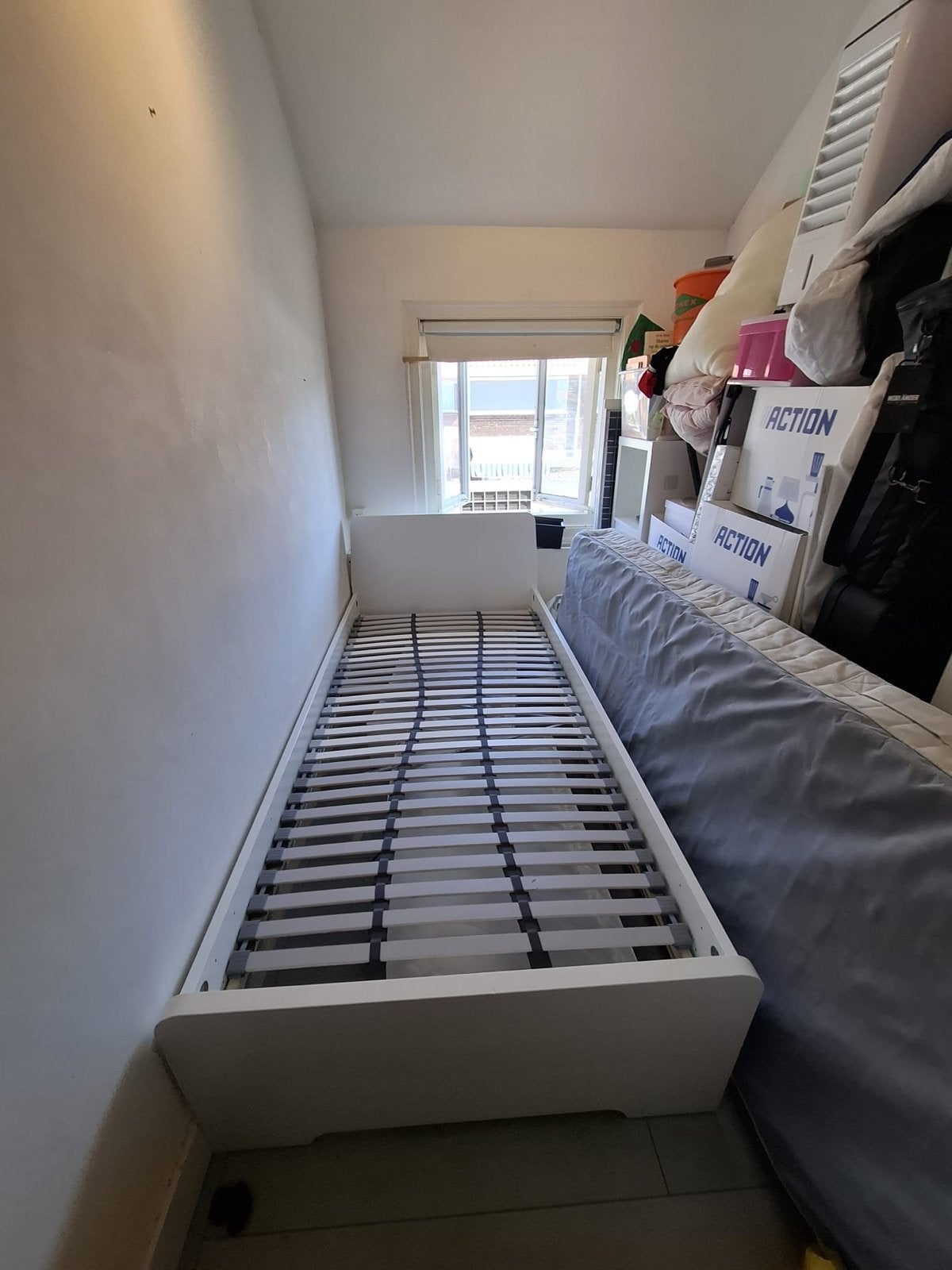 Eenpersoonsbed met lattenbodem - kleine beschadigingen, Huis en Inrichting, Slaapkamer | Bedden, Ophalen, Gebruikt, 90 cm, Eenpersoons