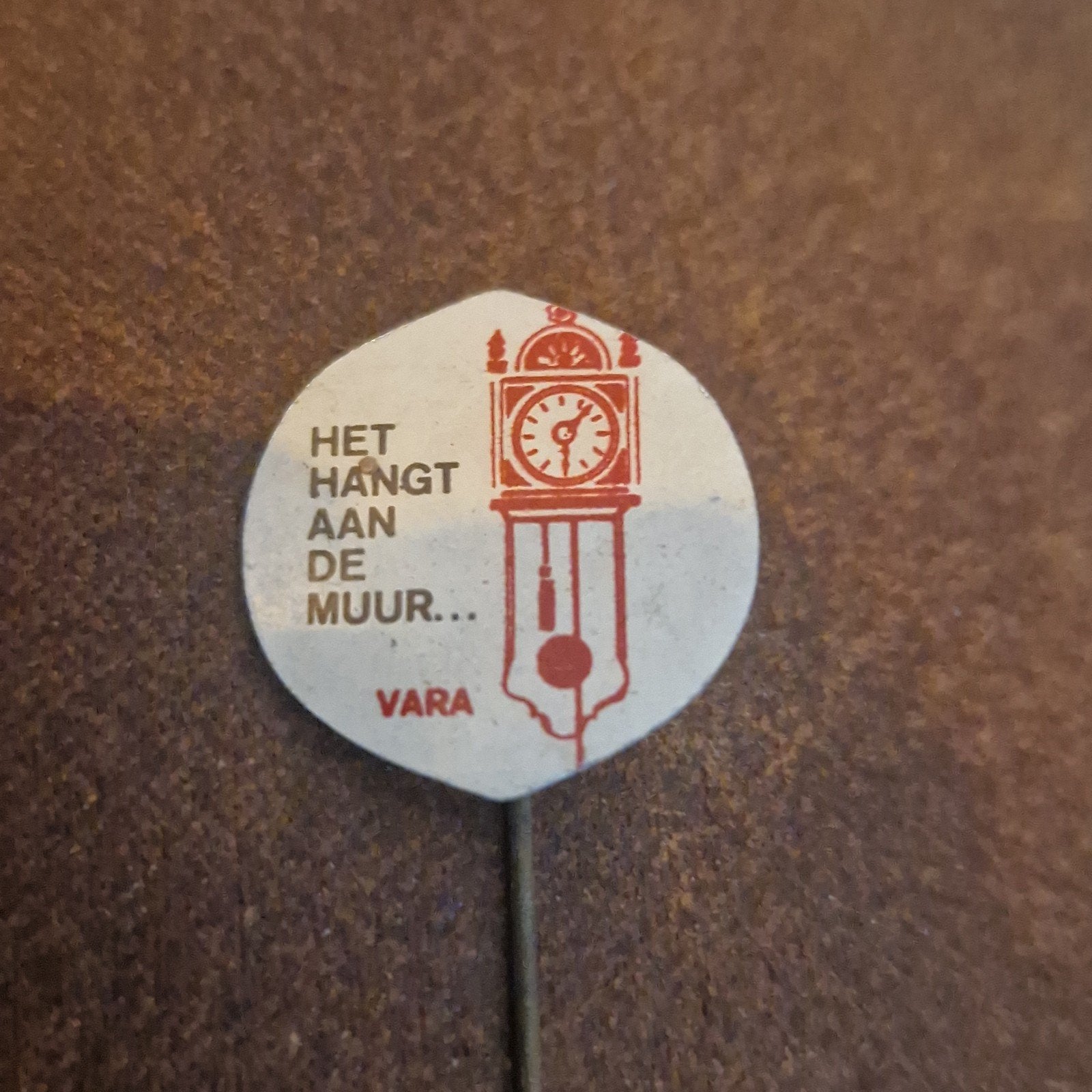 speldje Het hangt aan de muur, Verzamelen, Speldjes, Pins en Buttons, Ophalen of Verzenden, Zo goed als nieuw, Merk