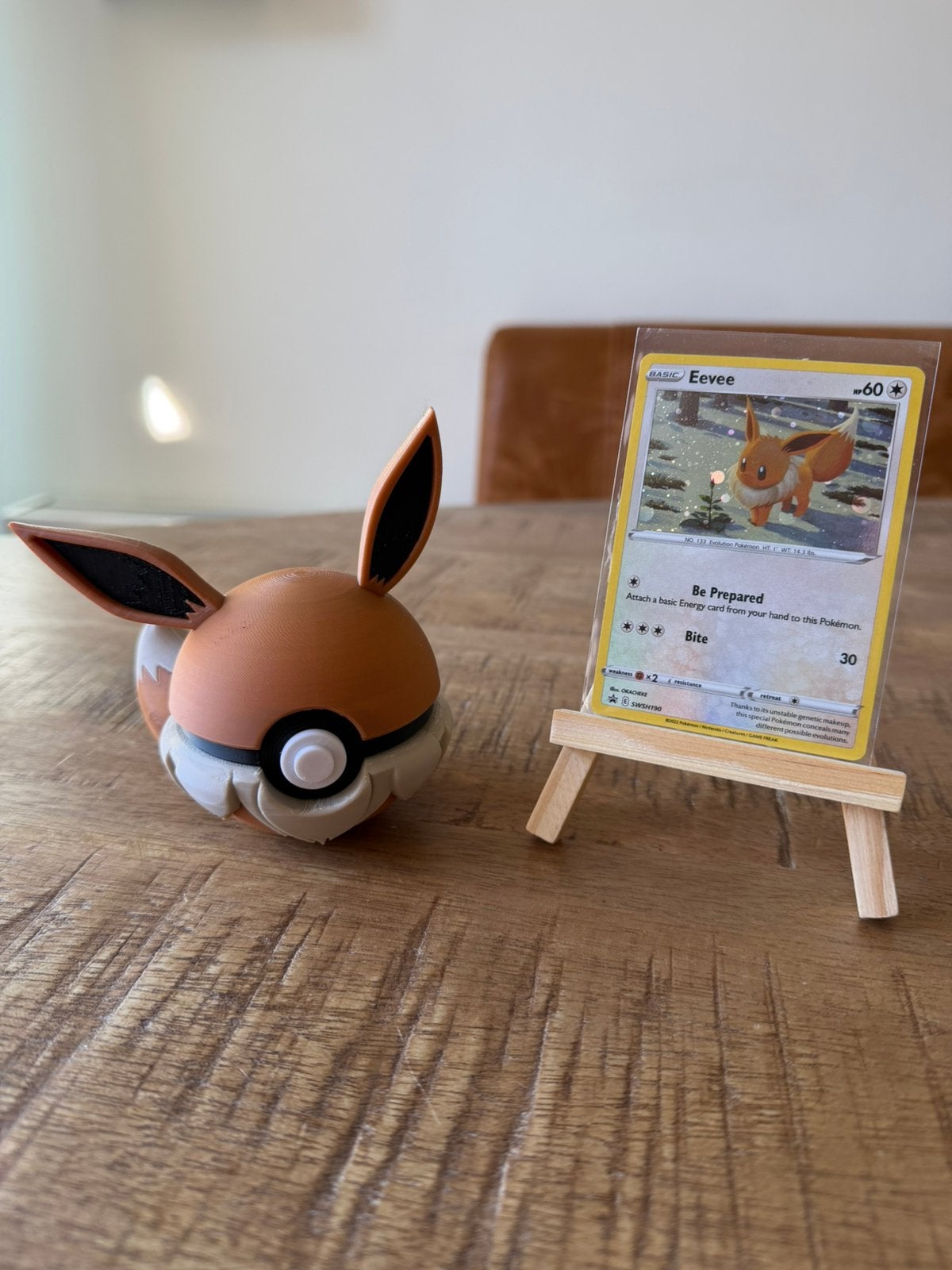Eevee pokemon kaart + standaard + pokeball Op=Op #pokemon, Ophalen of Verzenden, Zo goed als nieuw, Losse kaart, Foil