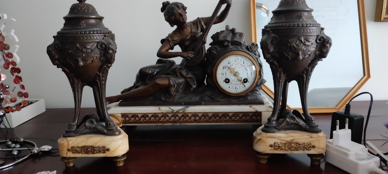 Antieke bronzen klok met beelden en marmeren sokkel, Ophalen