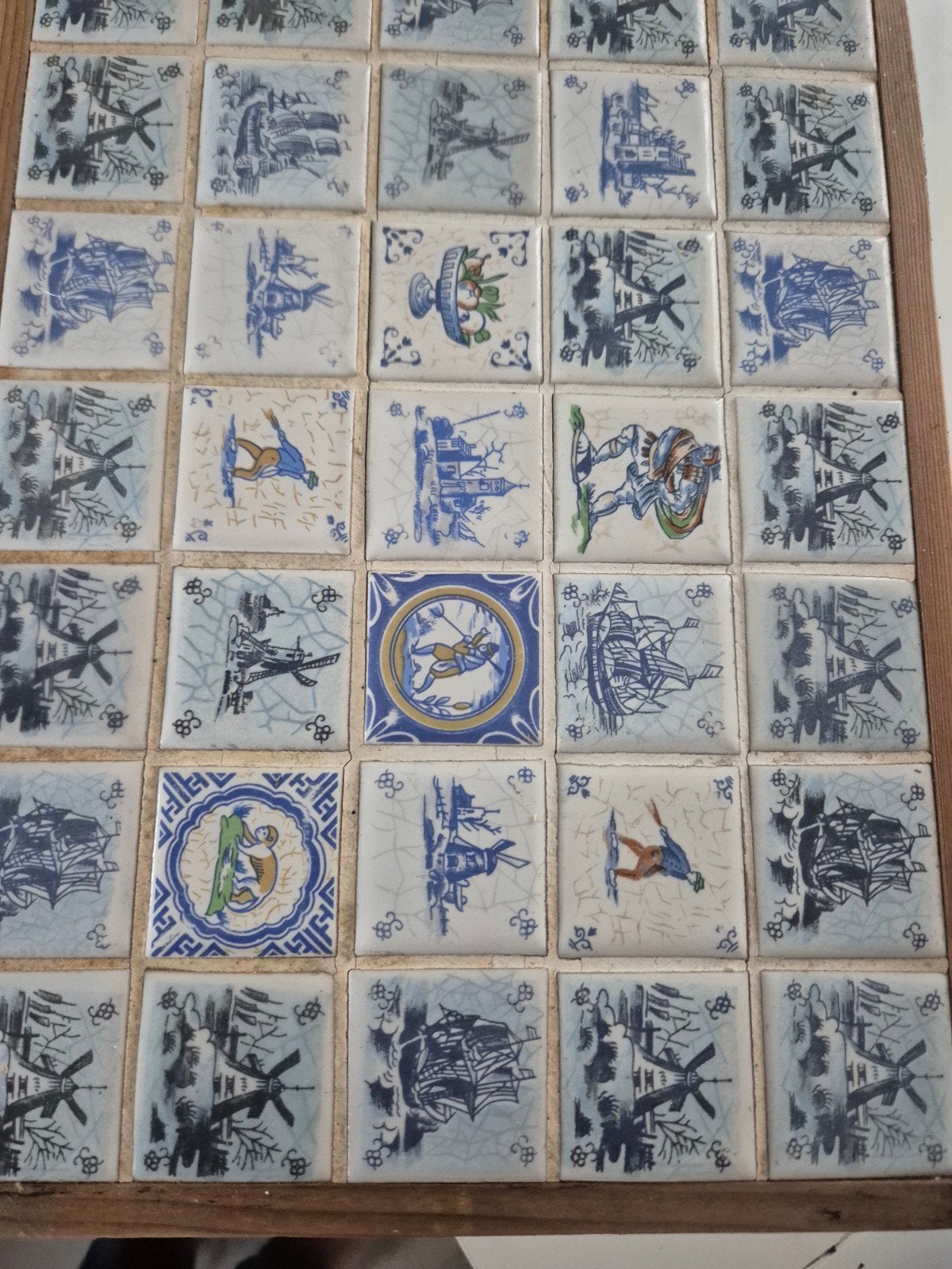 Vintage bijzettafel met Delfts blauwe tegels, Antiek en Kunst, Ophalen of Verzenden