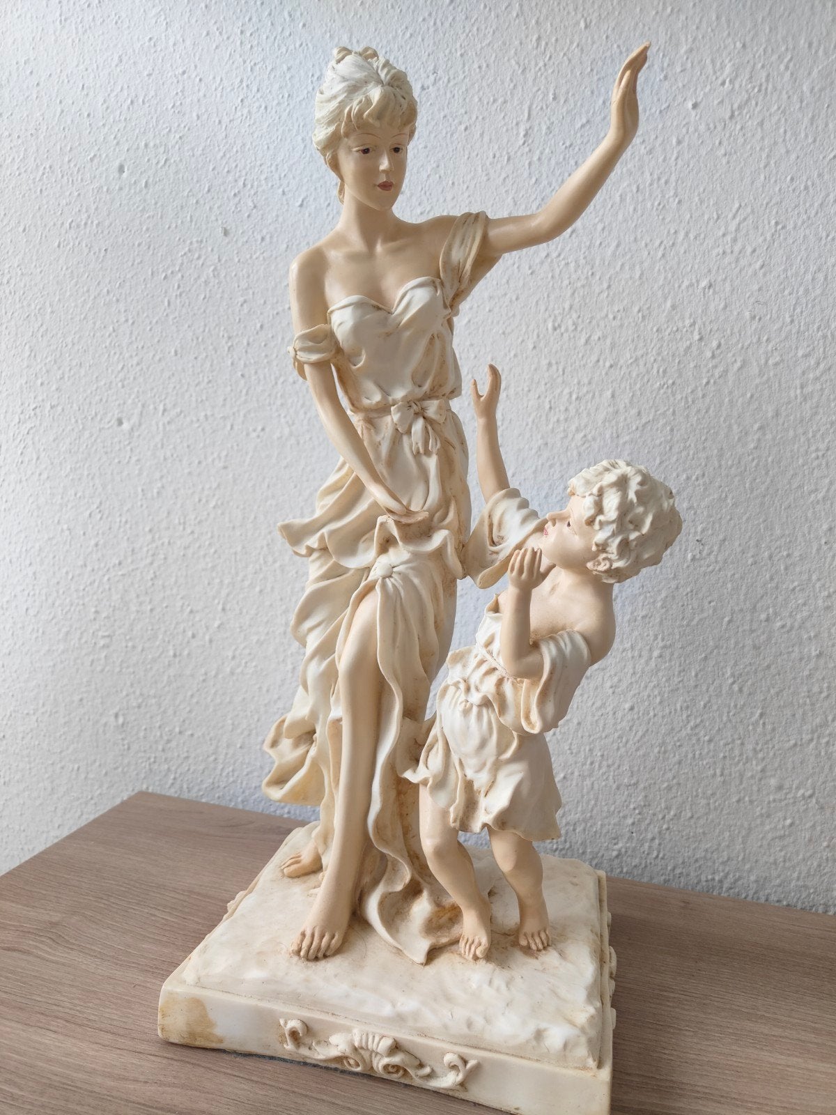 Decoratief beeld van een vrouw met een kind. 50cm, Ophalen