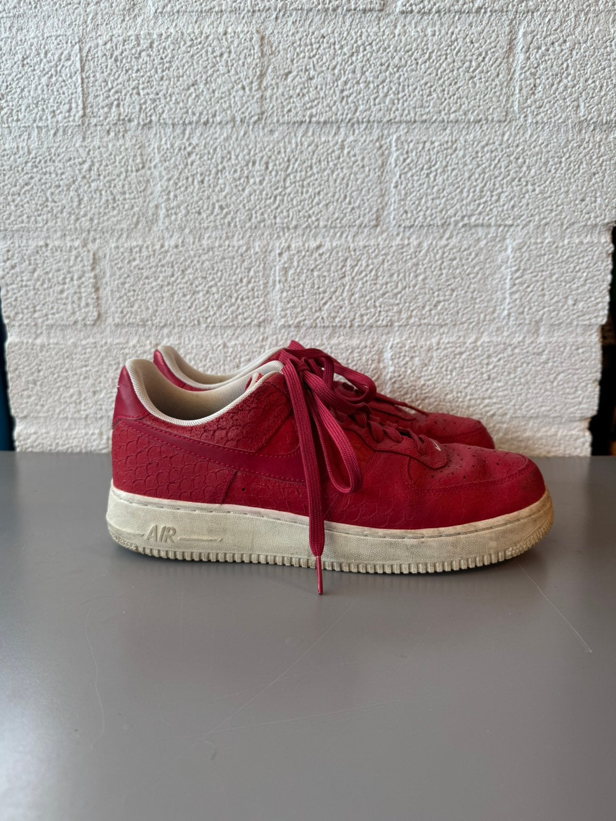 Nike air force 1 croc rood maat 43 heren, Kleding | Heren, Ophalen of Verzenden, Zo goed als nieuw, Overige kleuren, Sneakers of Gympen