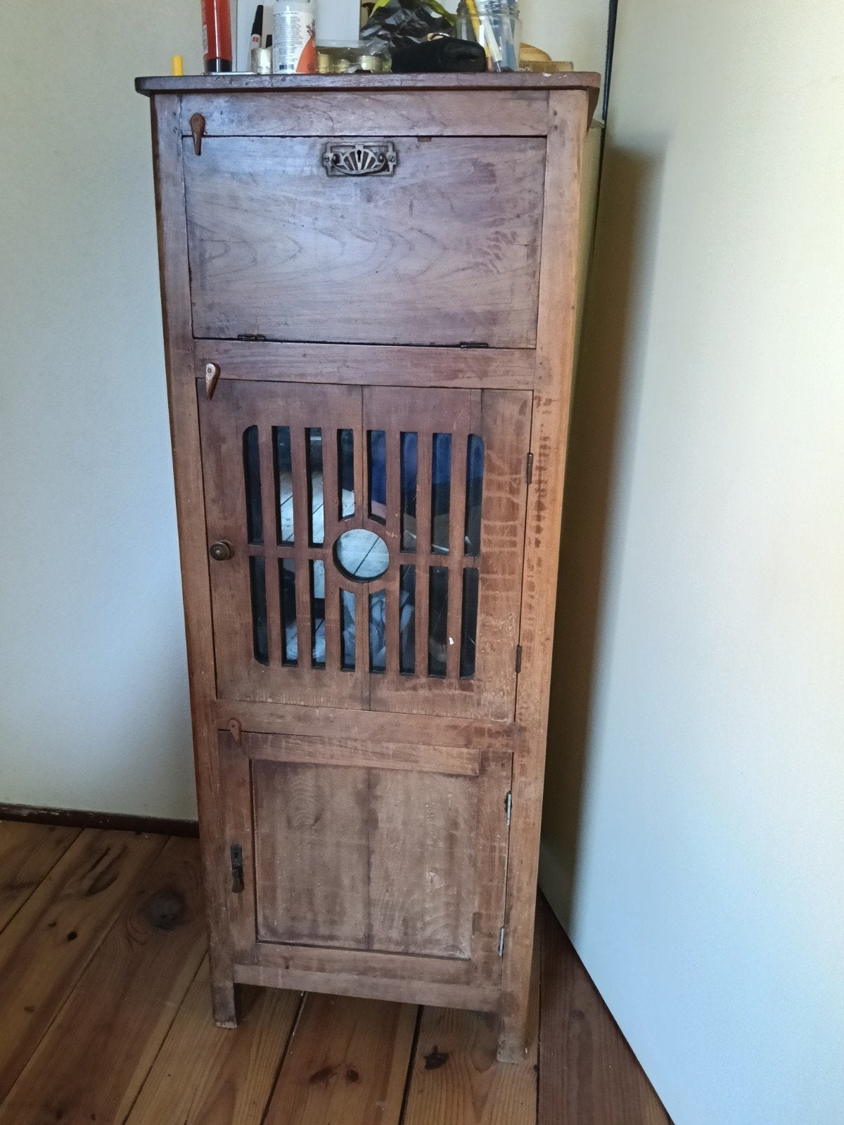 Art Deco kastje met roosterdeur, Ophalen