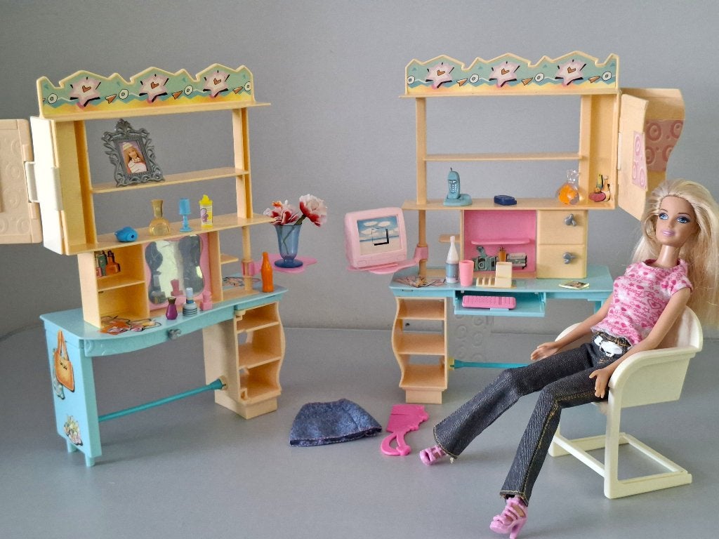 barbie met kantoor, laptop/ make up tafel., Ophalen of Verzenden, Zo goed als nieuw, Barbie