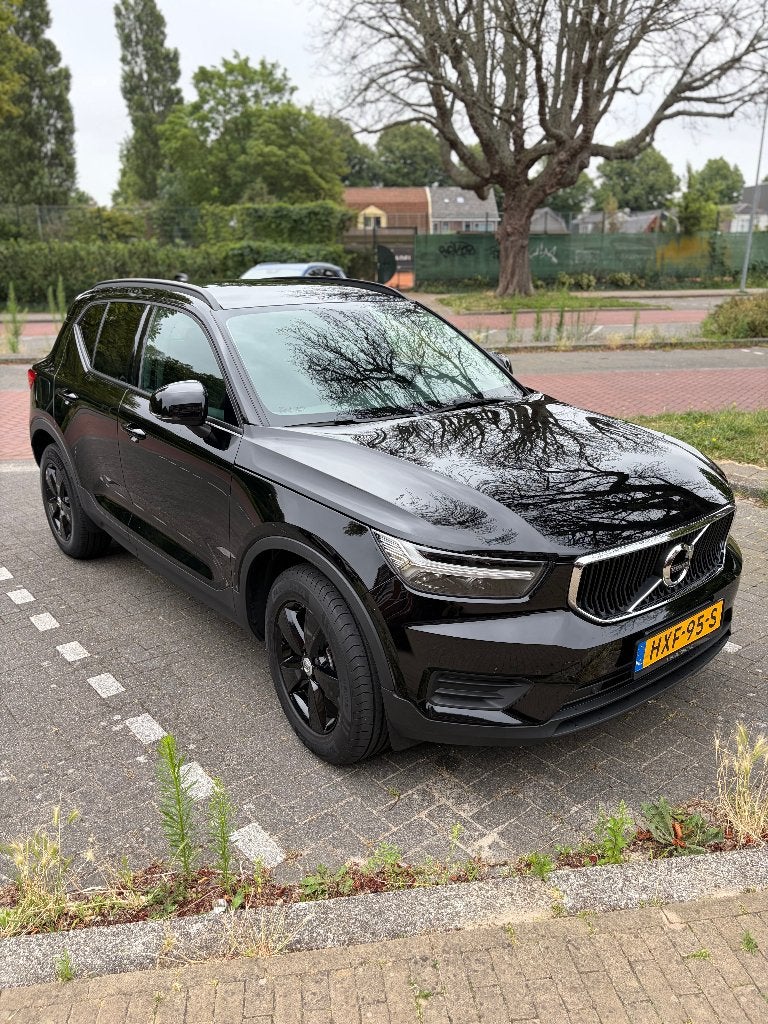 Volvo XC40 T2 Momentum Core 129pk 2020 Zwart, Auto's, 1525 kg, 129 pk, Zwart, Grijs
