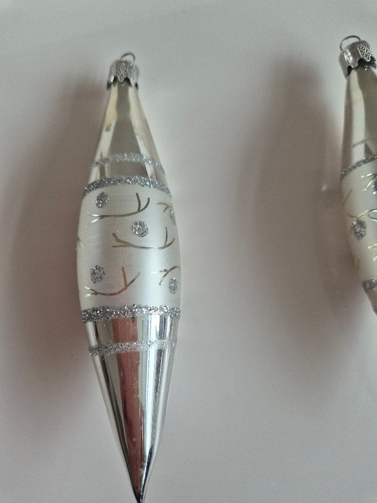 Set zilverkleurige ballen met sierlijk werkje, Diversen, Kerst, Ophalen of Verzenden, Zo goed als nieuw