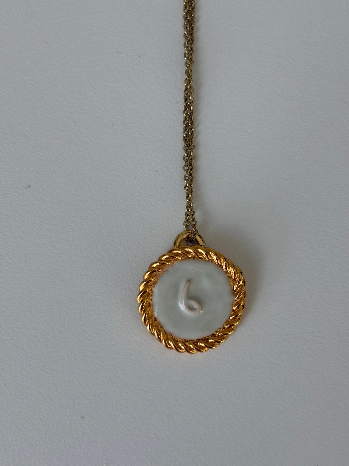 Maje goudkleurige ketting met medaillon-hanger, Ophalen of Verzenden, Zo goed als nieuw, Goud, Overige materialen