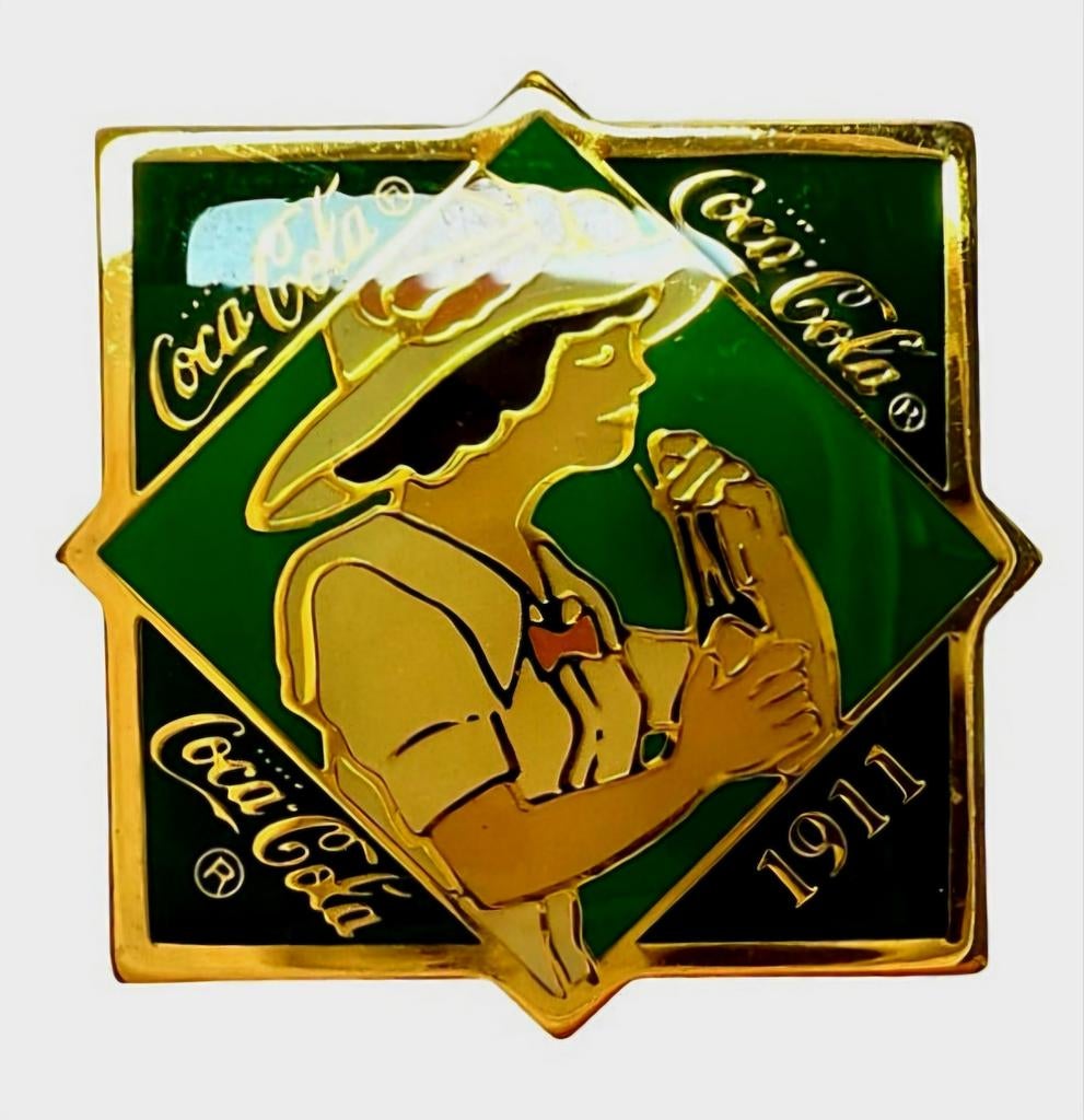 Coca-Cola pin 1911 uit de Coca-Cola centennial collection, Ophalen of Verzenden, Zo goed als nieuw, Merk, Speldje of Pin