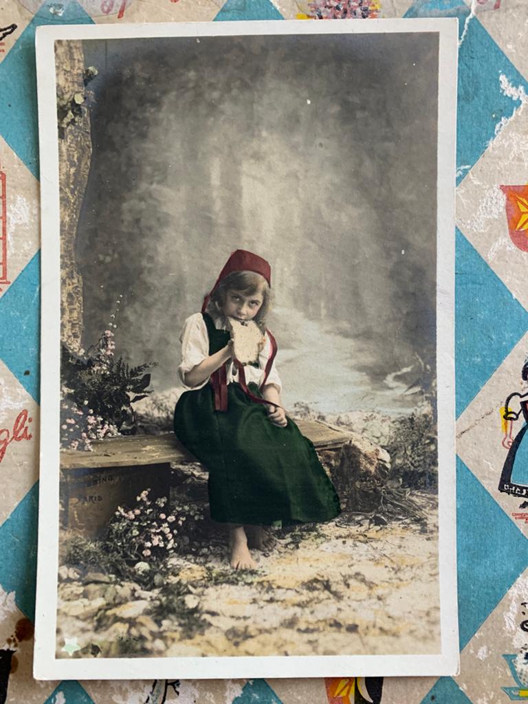 Meisje eet een boterham (II), Ophalen of Verzenden, Voor 1920, Ongelopen, Kinderen