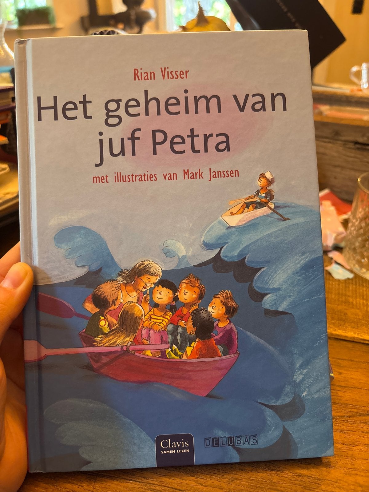 Het geheim van juf Petra - Rian Visser (kinderboek), Ophalen of Verzenden, Zo goed als nieuw, Fictie algemeen