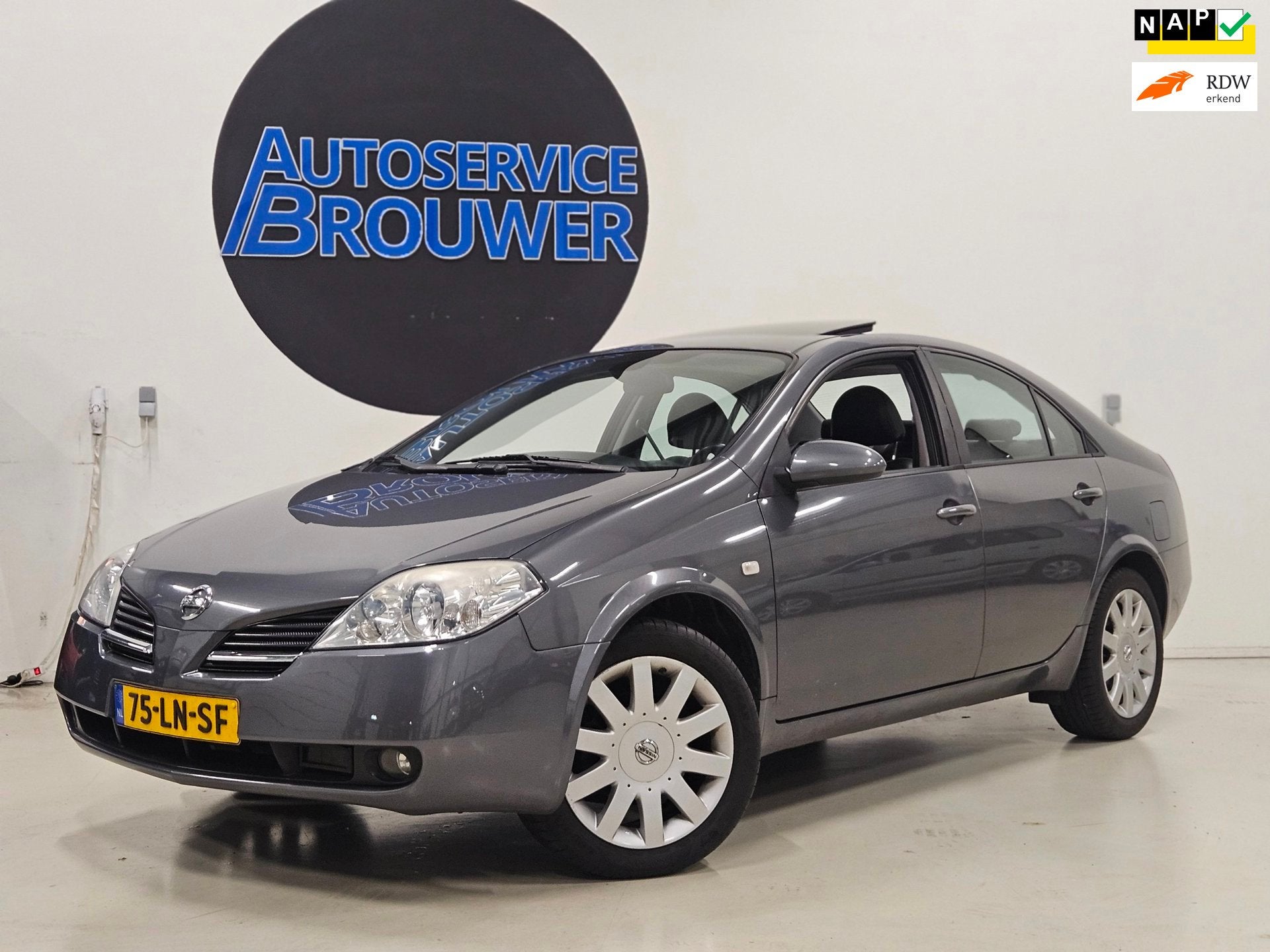 Nissan Primera 2.0 Tekna Plus Leer Schuifdak, Auto's, Voorwielaandrijving, 1998 cc, Gebruikt, Zwart