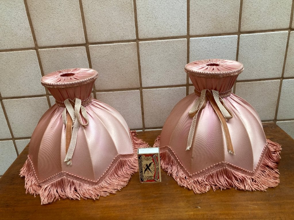 twee kitsch burlesk roze lampenkapjes met franjes sliertjes, Gebruikt, Tafellamp, Rond, Ophalen of Verzenden