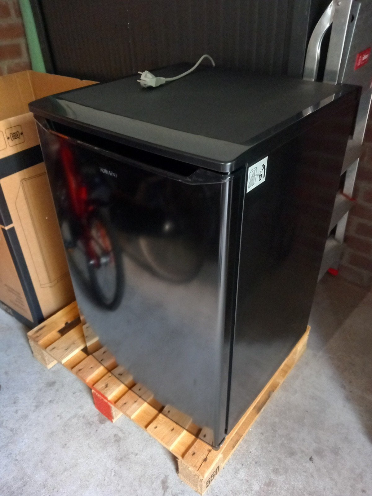 Compacte zwarte koelkast met vriesvak - Zo goed als nieuw, Witgoed en Apparatuur, 75 tot 100 liter, Zo goed als nieuw, Energieklasse A of zuiniger