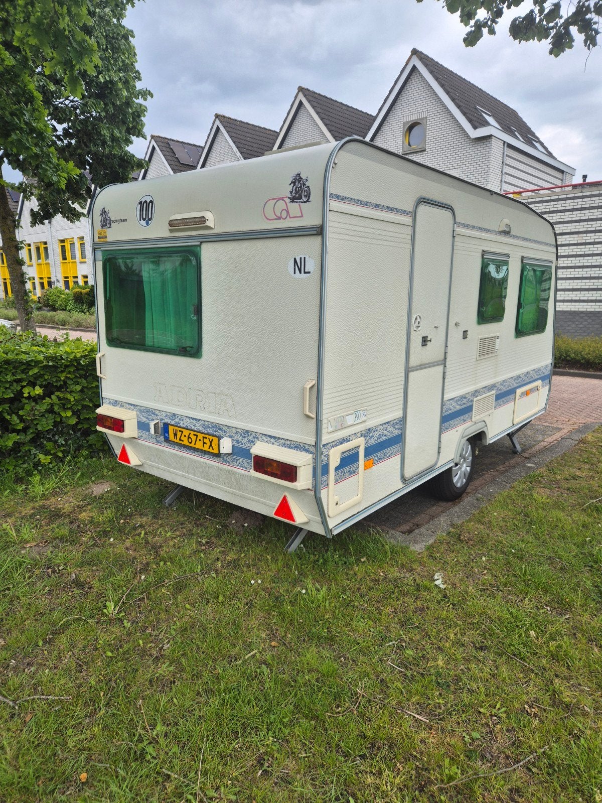 Adria Unica 390 PS met vast bed, mover,MaxFan, Vast bed, Treinzit, 750 - 1000 kg, Particulier