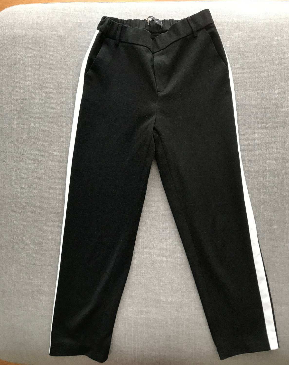 Mooie zwarte broek met witte bies. Maat XS. Zara, Zwart, Ophalen of Verzenden, Zo goed als nieuw, Maat 34 (XS) of kleiner