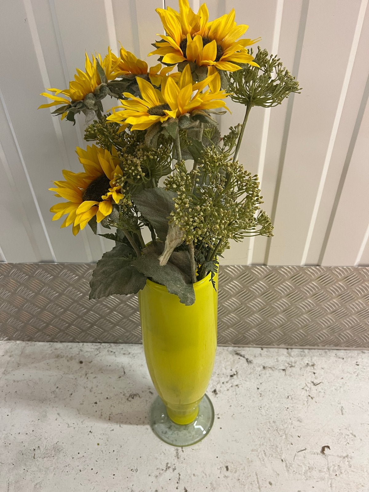 Gele glazen vaas met kunstbloemen (zonnebloemen), Ophalen, 50 tot 75 cm, Geel, Glas