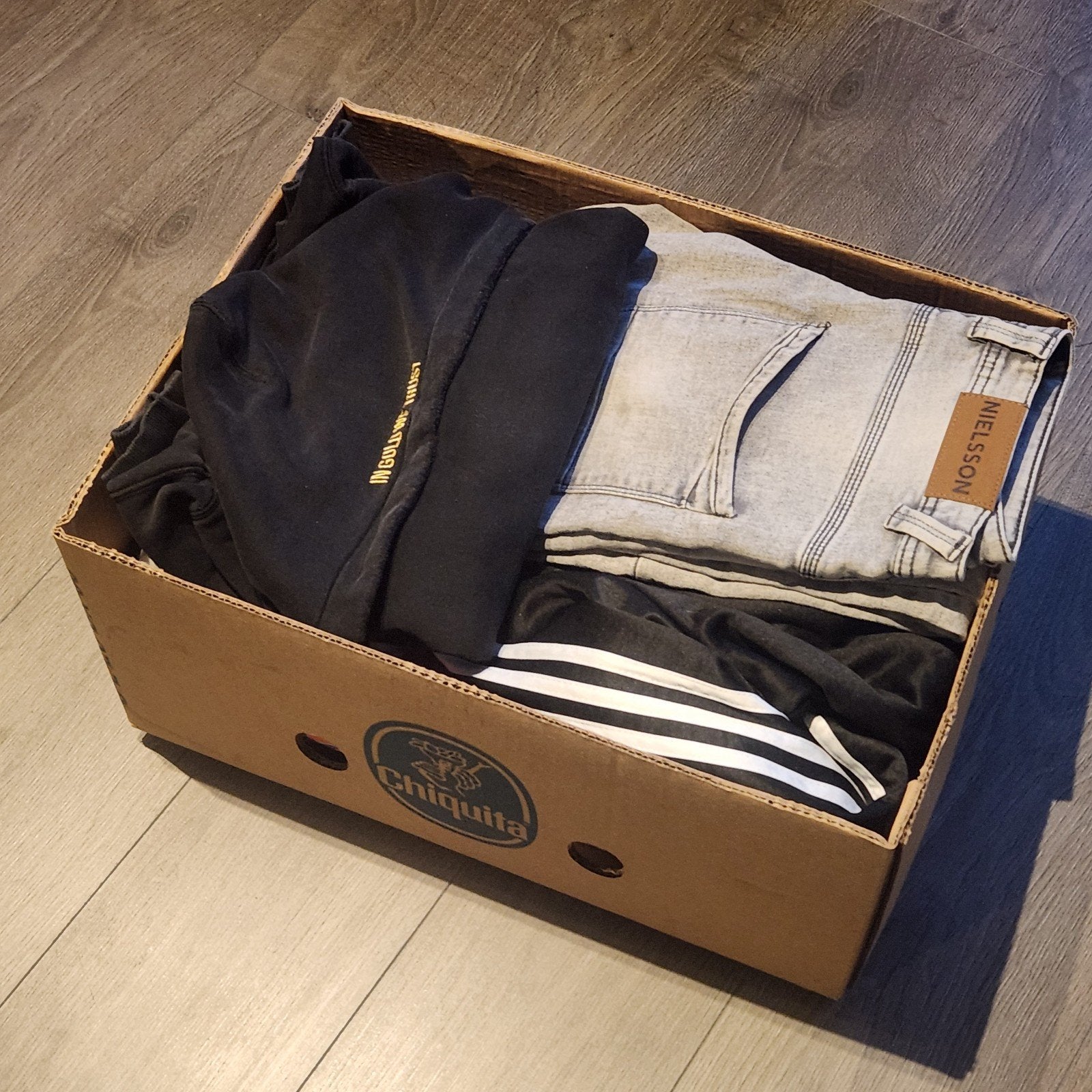 Grote doos met kleding - beschadigd/vlekken, Ophalen of Verzenden, Gedragen