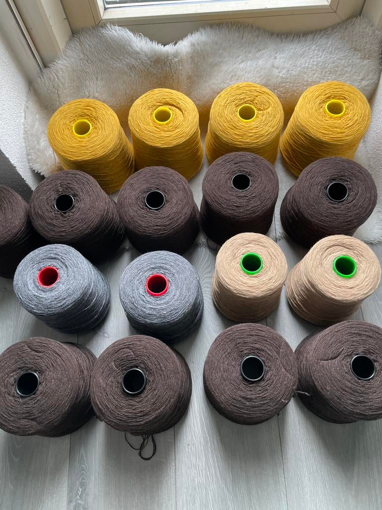 breimachine garen %85 wol per stuk, Hobby en Vrije tijd, Ophalen of Verzenden, Zo goed als nieuw, Breien of Haken, Wol of Garen