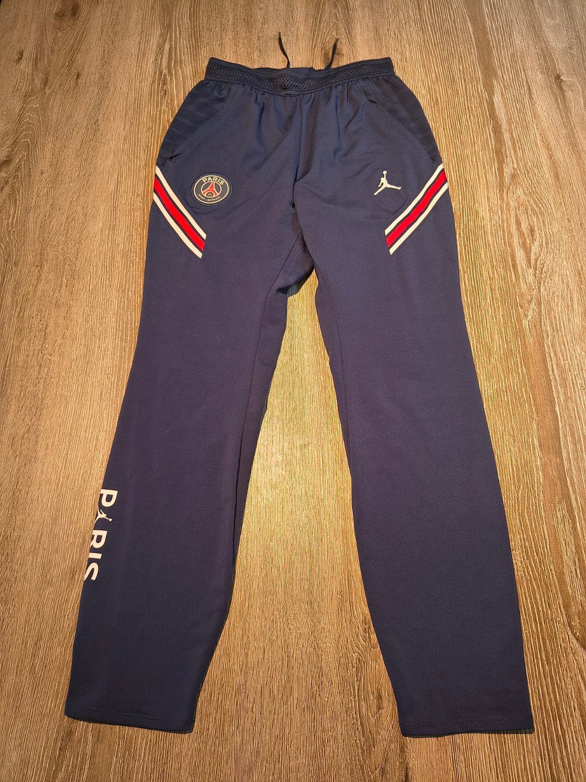 Jordan PSG trainingsbroek met ritsen in zakken mt 147-158, Broek, Jongen of Meisje, Ophalen of Verzenden, Zo goed als nieuw