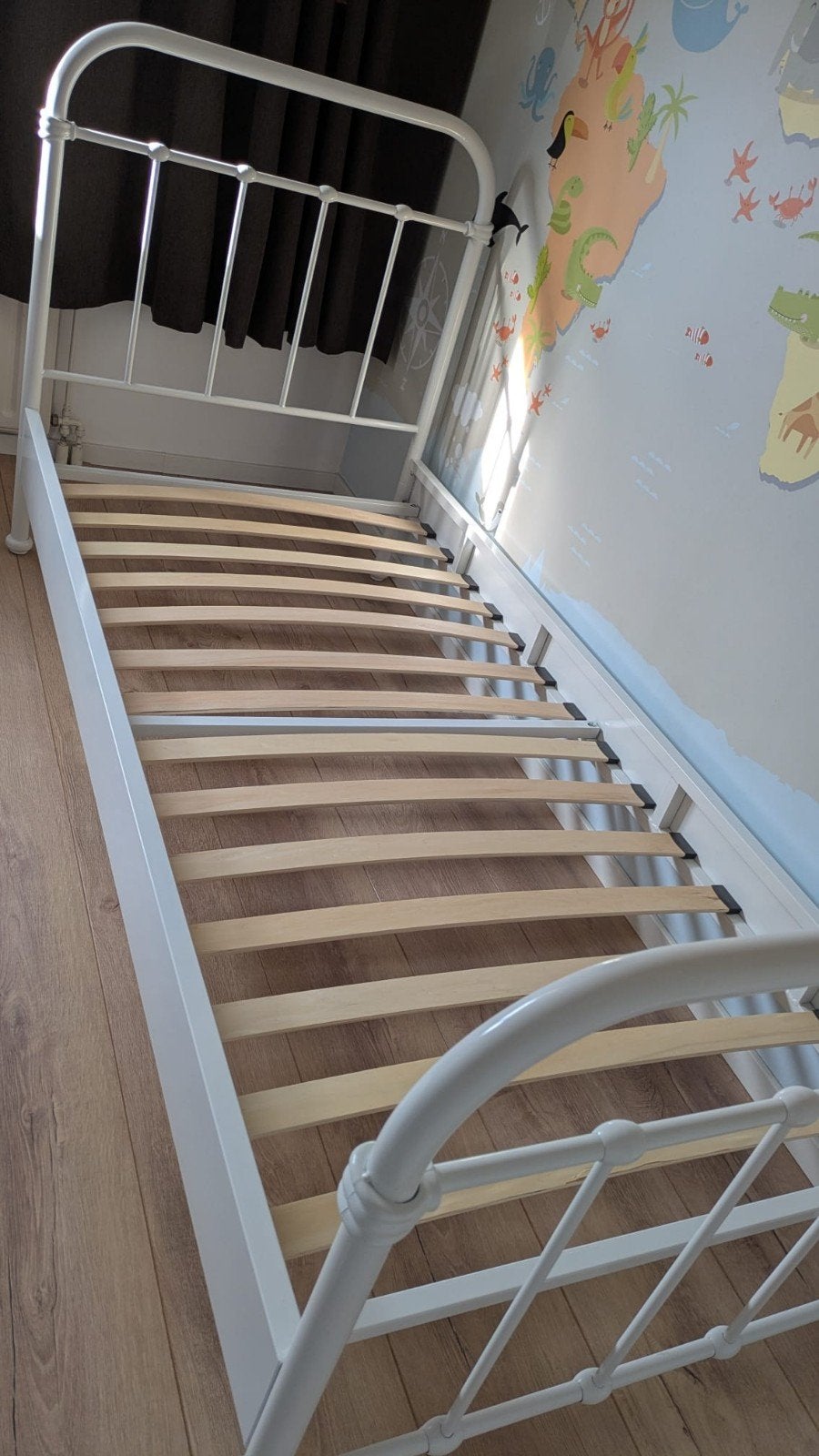 Mooi ijzeren eenpersoonsbed 90x200 cm, Huis en Inrichting, Slaapkamer | Bedden, Ophalen, 90 cm, Eenpersoons, Wit