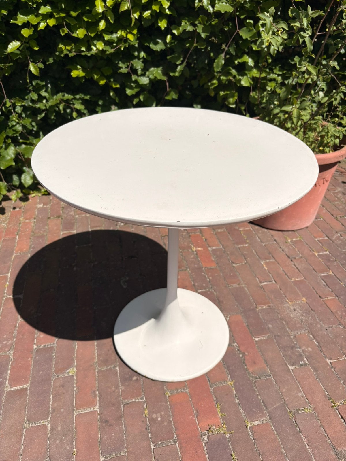 Vintage / spage age Tulip bijzettafel Ø 50 cm, Huis en Inrichting, Minder dan 55 cm, Gebruikt, Metaal of Aluminium, Rond