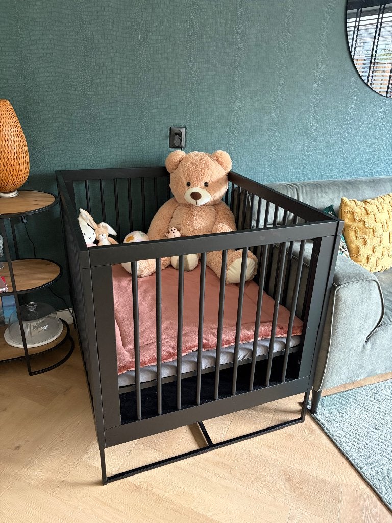 Kidsmill zwarte box inclusief matras, Ophalen, Zo goed als nieuw, Rechthoekig, In hoogte verstelbaar