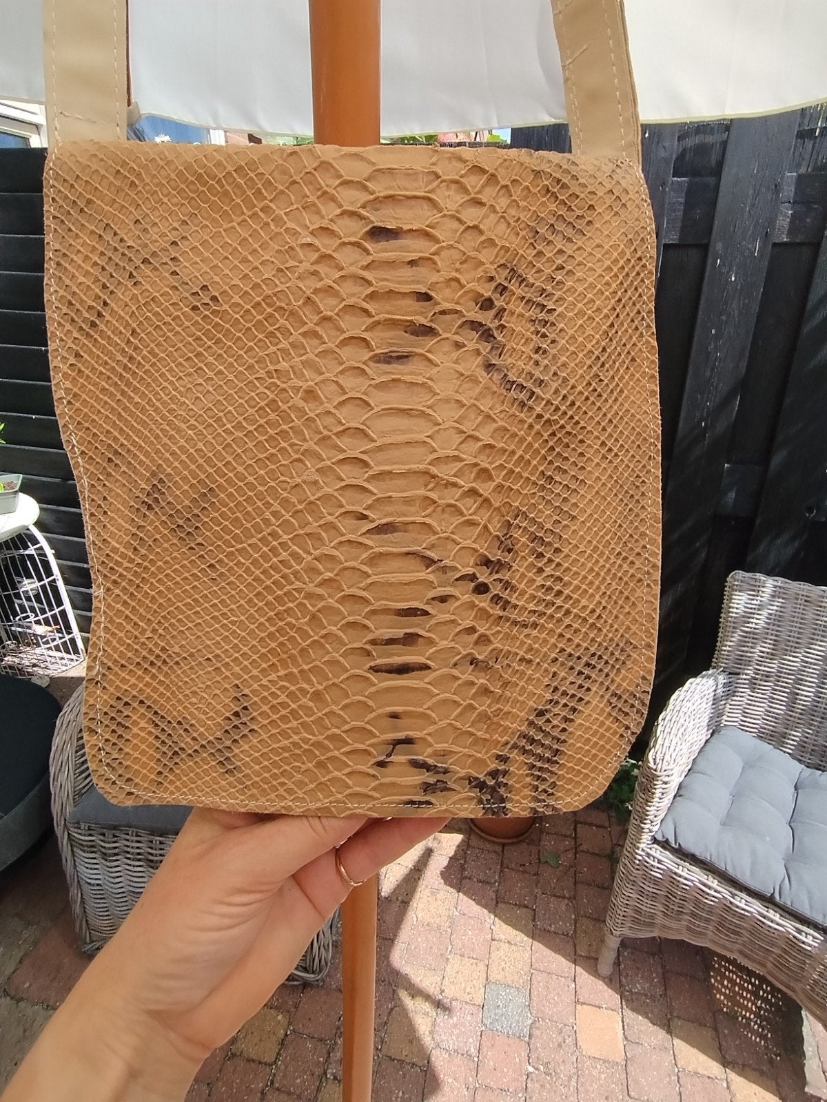 Sale ! Stijlvolle schoudertas van slangenprint..r, Ophalen of Verzenden, Nieuw, Beige, Schoudertasje