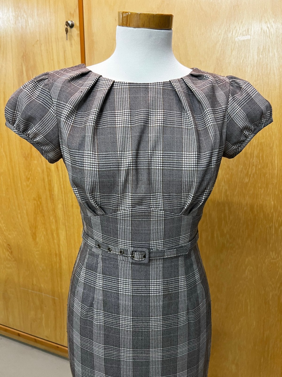 Stop Staring! Geruite Jurk Maat S, Kleding | Dames, Jurken, Zo goed als nieuw, Maat 36 (S), Bruin, Knielengte, Ophalen of Verzenden