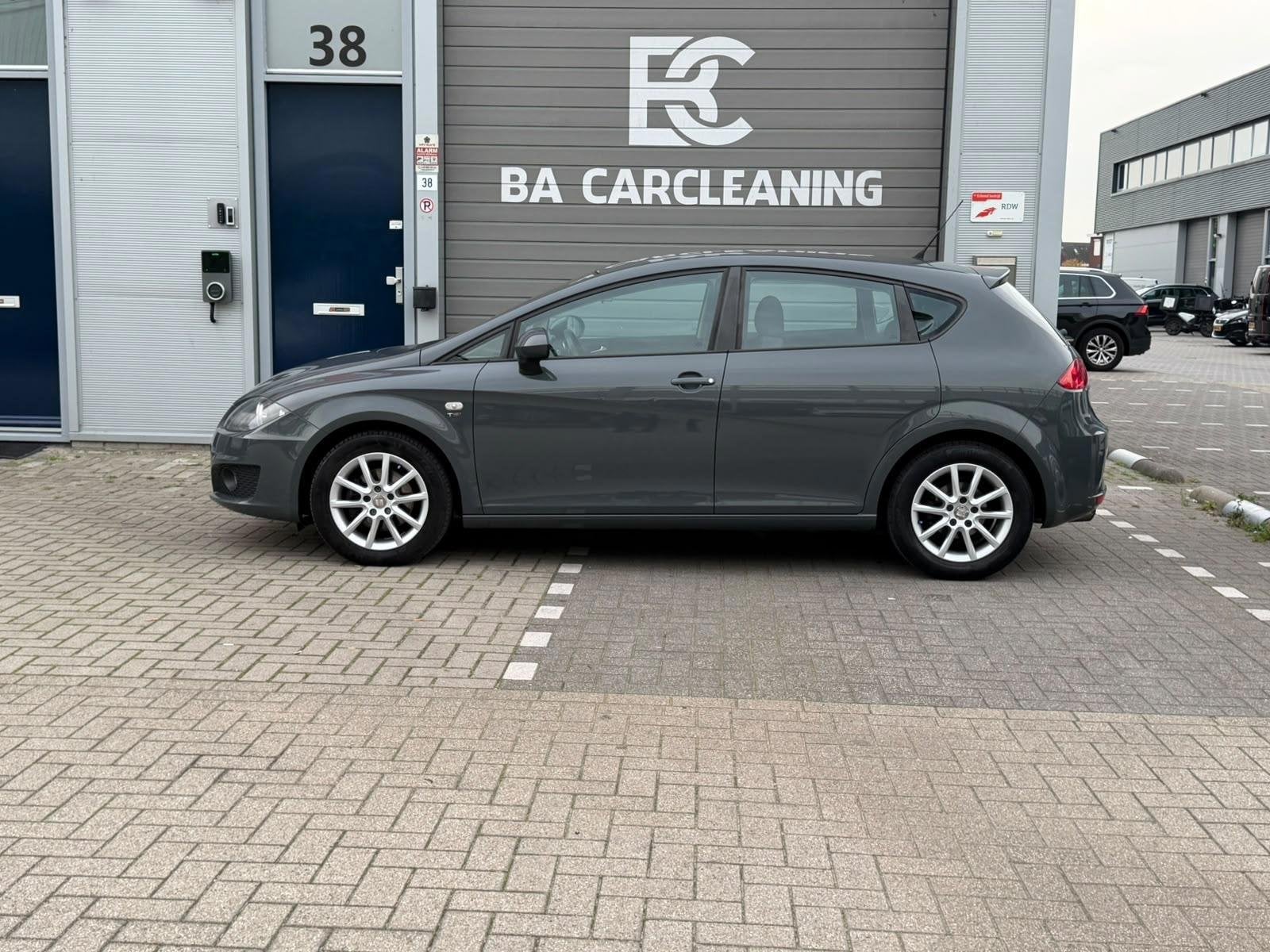 Seat Leon 1.8 TFSI Style | Automaat | Scherm | Cruise, Euro 5, Gebruikt, 680 kg, 4 cilinders
