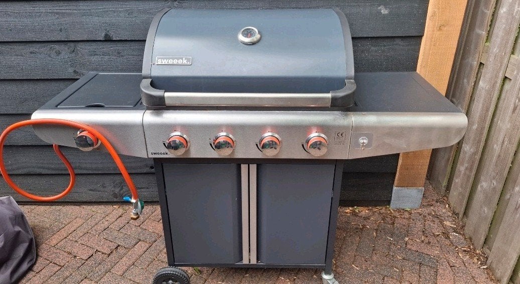 Sweeek gas BBQ met 4 branders en zijbrander, incl. gasfles, Ophalen, Zo goed als nieuw, Sweeek