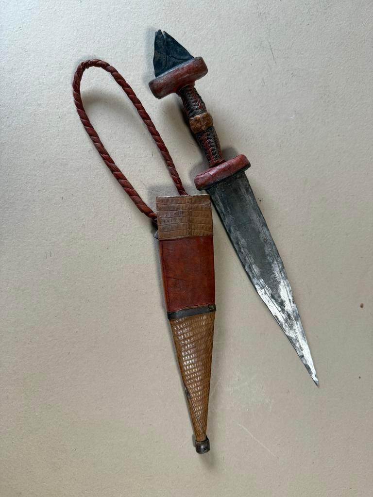 Antieke Toeareg Dolk met Lederen Schede, Ophalen of Verzenden, Landmacht, Nederland, Mes of Dolk