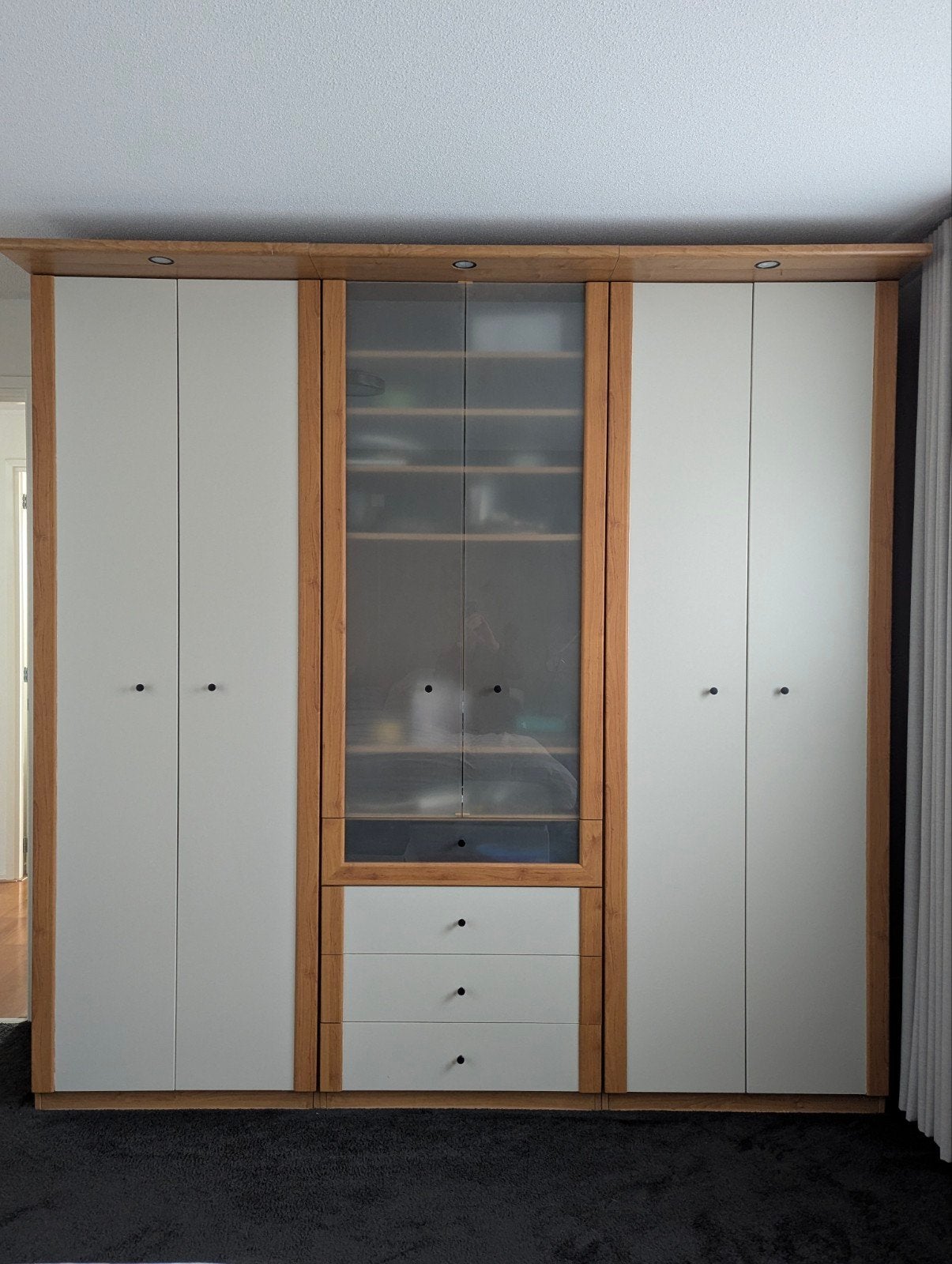 Grote kledingkast met lades en hangruimte, Ophalen, Overige houtsoorten, Modern met houten accenten, Met lade(s)
