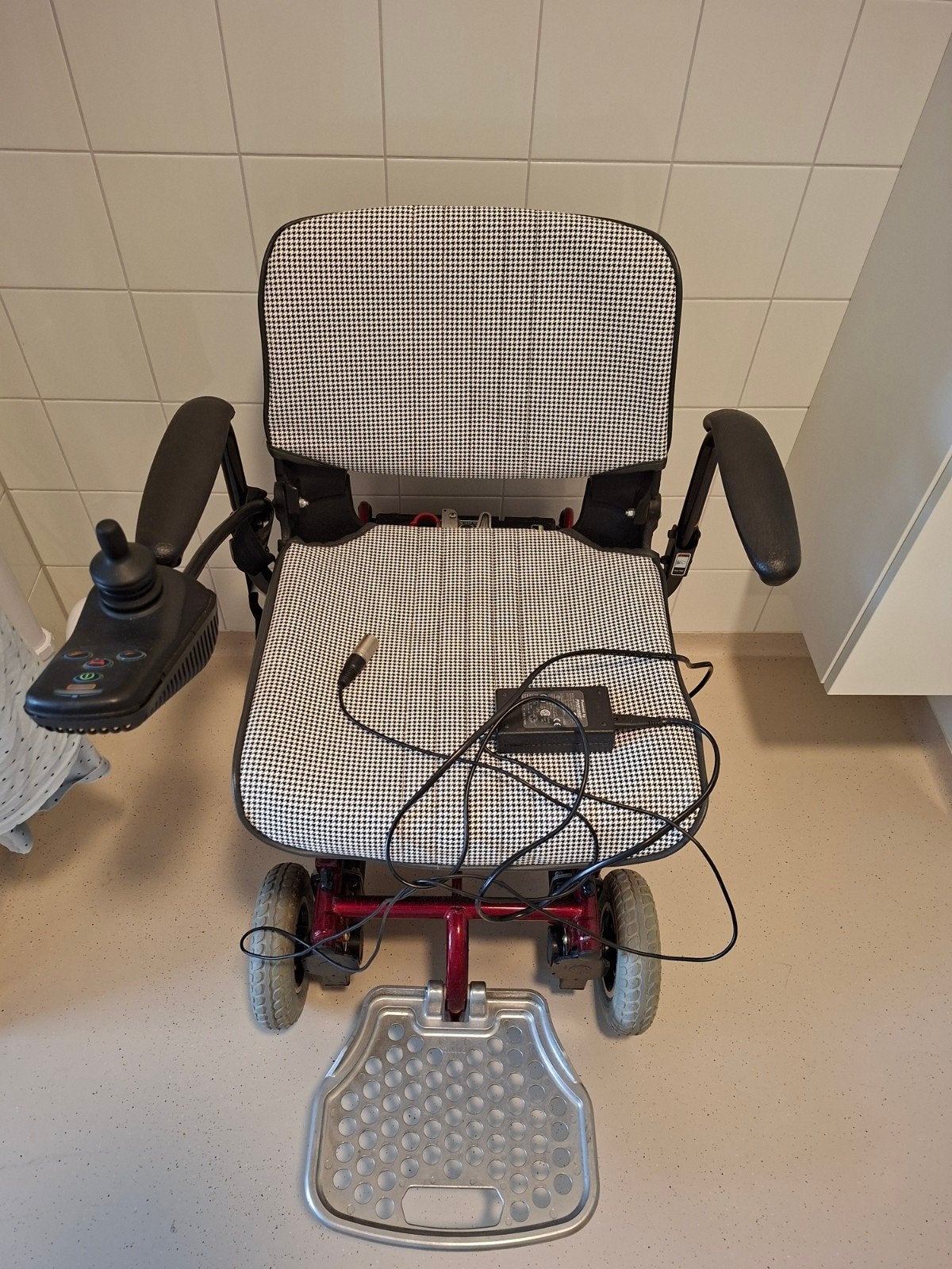 Prima wendbare electrische rolstoel. Handig voor in huis., Diversen, Rolstoelen, Ophalen, Zo goed als nieuw, Elektrische rolstoel