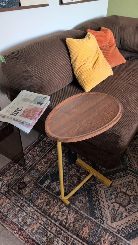 Bijzettafel Nirethia (Neora) walnootbruin met okergele poot, Huis en Inrichting, Tafels | Bijzettafels, 45 tot 60 cm, Minder dan 55 cm