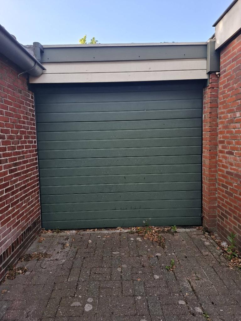 Elektrische garagedeur donkergroen, Ophalen