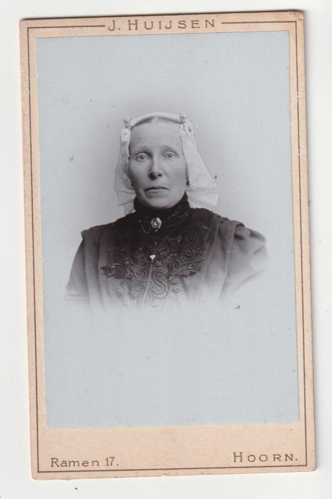 CDV vrouw in klederdracht kap Hoorn J. Huijsen, Verzamelen, Foto's en Prenten, Gebruikt, Verzenden, Foto, Klederdracht
