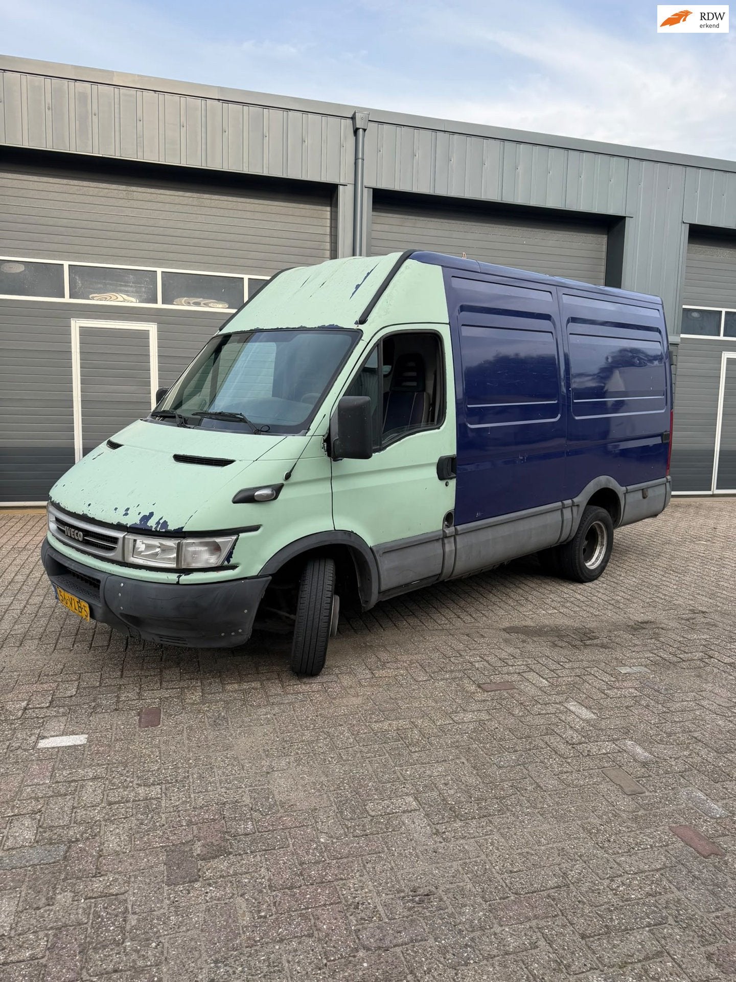 Iveco Daily 35C13V 330 H2, Dealer onderhouden, Gebruikt, Zwart, 4 cilinders