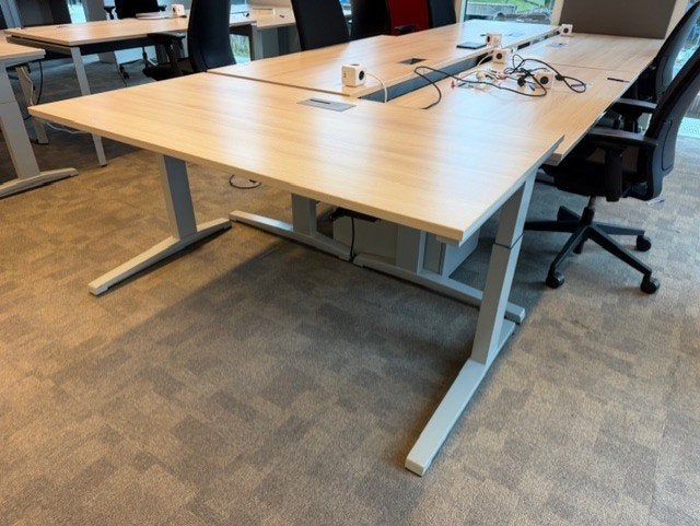 Verstelbaar Steelcase bureau met kabelgoot 160x80cm,30 stuks, 160 cm, Gebruikt, Spaanplaat of MDF, Ophalen of Verzenden