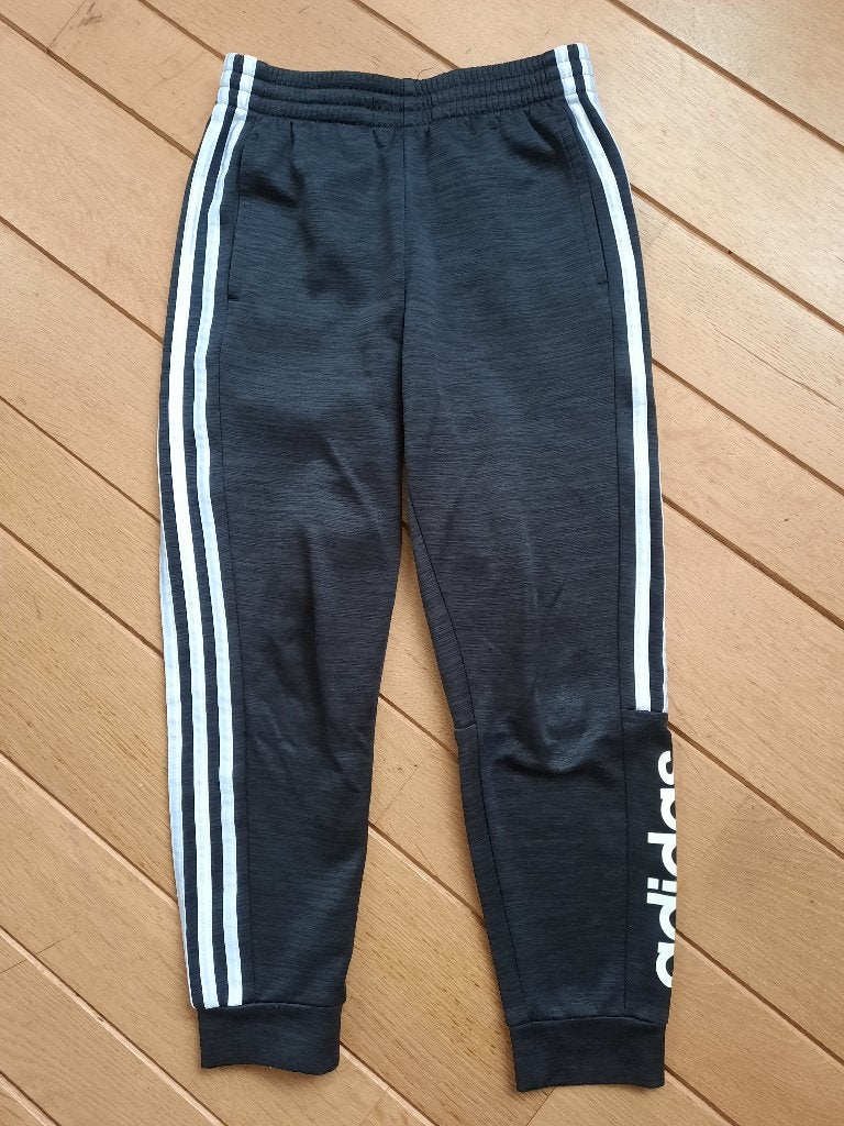 Adidas trainingsbroek grijs/zwart maat 140, Kinderen en Baby's, Kinderkleding | Maat 140, Broek, Adidas, Jongen of Meisje, Ophalen of Verzenden