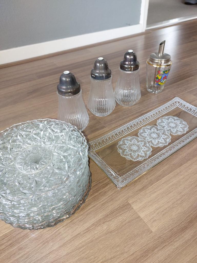 Suikerpot van zilver kristal 3 stuks, 11 gebaksbordjes, Ophalen
