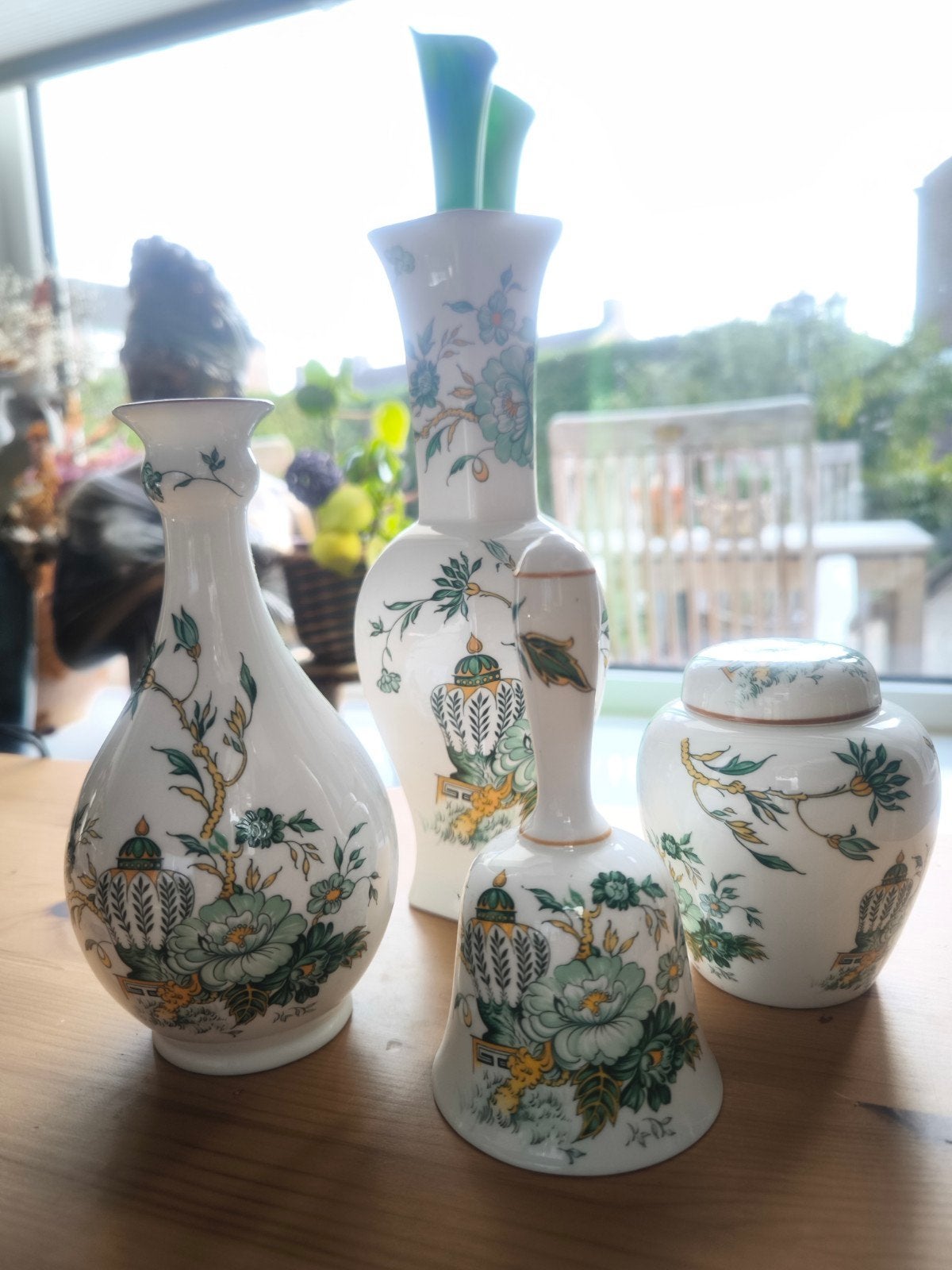 Set van 4 Staffordshire Kowloon porseleinen vazen en bel, Ophalen of Verzenden