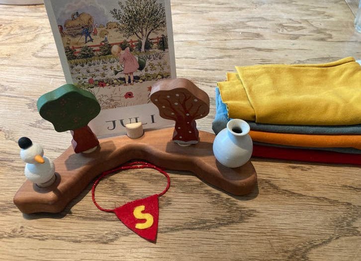 Jaarfeestentafel, seizoentafel ring en stekers en versiering, Ophalen of Verzenden, Gebruikt