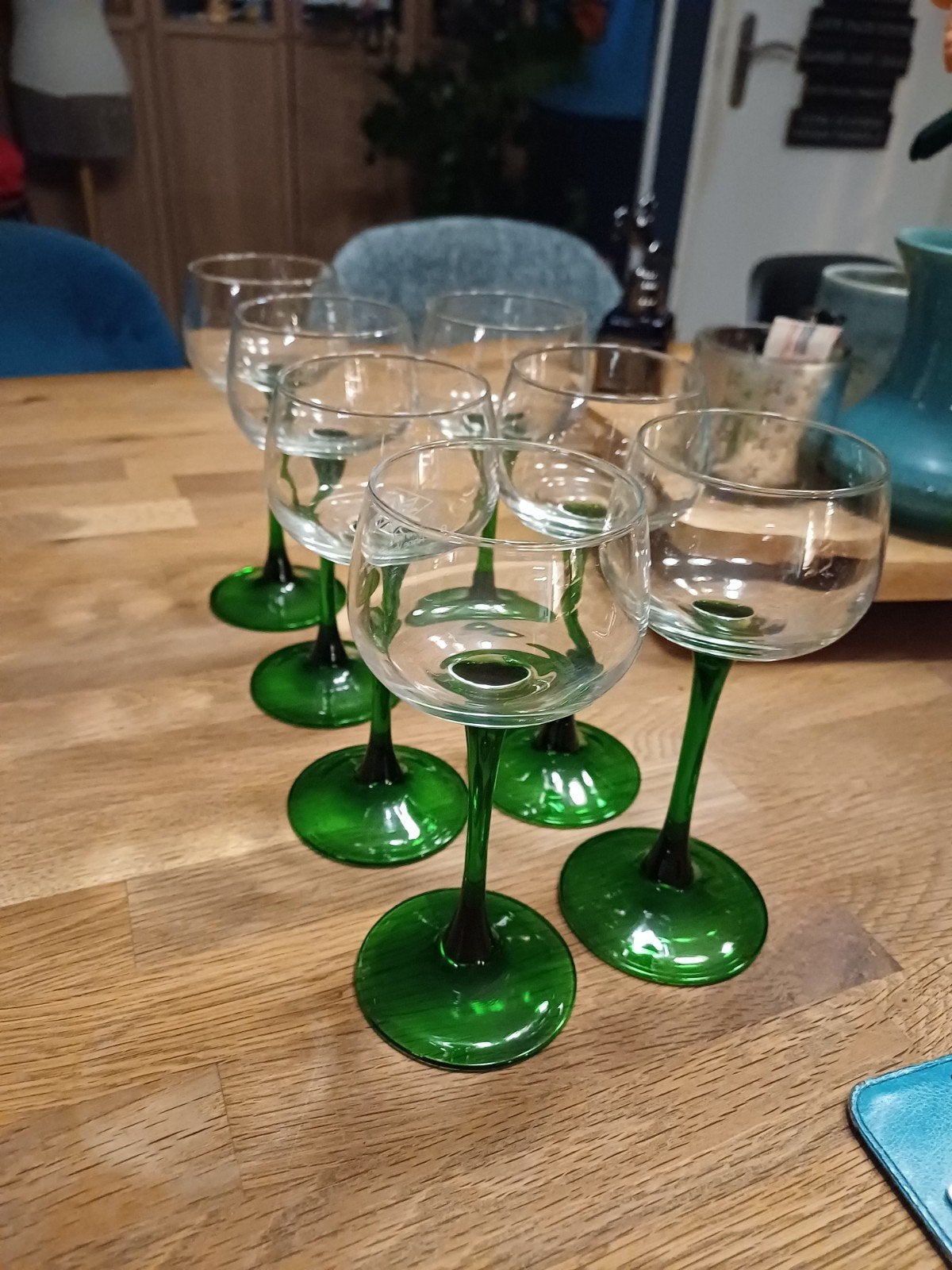 Set van 7 wijnglazen met groene voet, gegraveerd, Antiek en Kunst, Antiek | Glas en Kristal, Ophalen